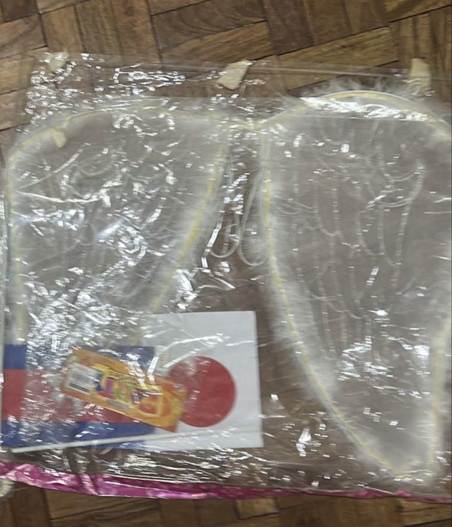 Angel Wings Costume for Halloween (Category: Other Accessories) located in Mandaluyong City. Submitted by atsumooshi (Listing ID 1470854970, Image 2). Description: - White feather and sheer mesh angel wings - Fluffy feather trim along the edges - Comfortable elastic shoulder straps for easy wearing - Perfect for parties, costumes, and dress-up.