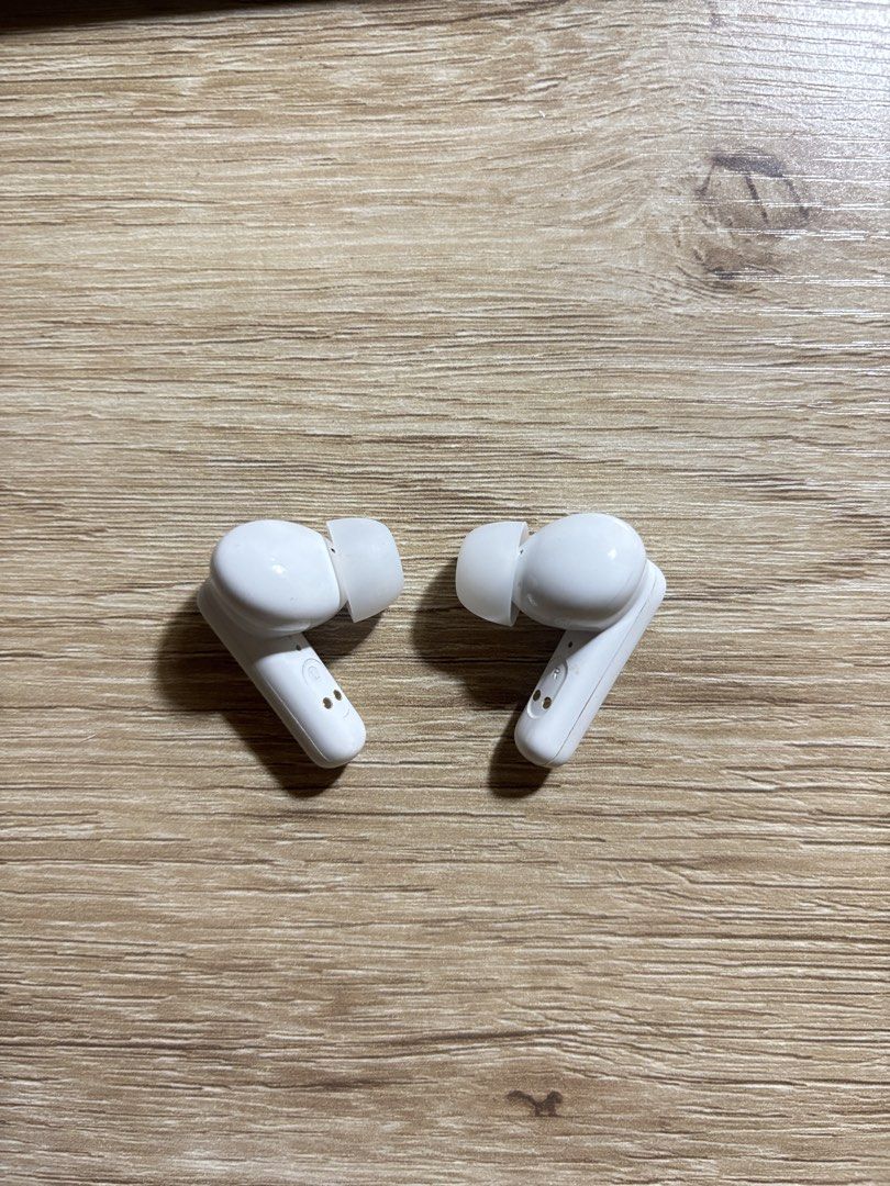 EARBUDS ONLY: ANKER soundcore R50i True Wireless Earbuds (Category: Earphones) located in Muntinlupa City. Submitted by aprilroze (Listing ID 1470814178, Image 1). Description: ANKER soundcore R50i True Wireless Earbuds (no charging case) - Brand: Anker Soundcore - Color: Clean White - Type: Wireless in-ear earbuds with stem design & silicone tips - Condition: Working pair, perfect for commutes, workouts, and calls - Inclusions: Earbuds only (cha