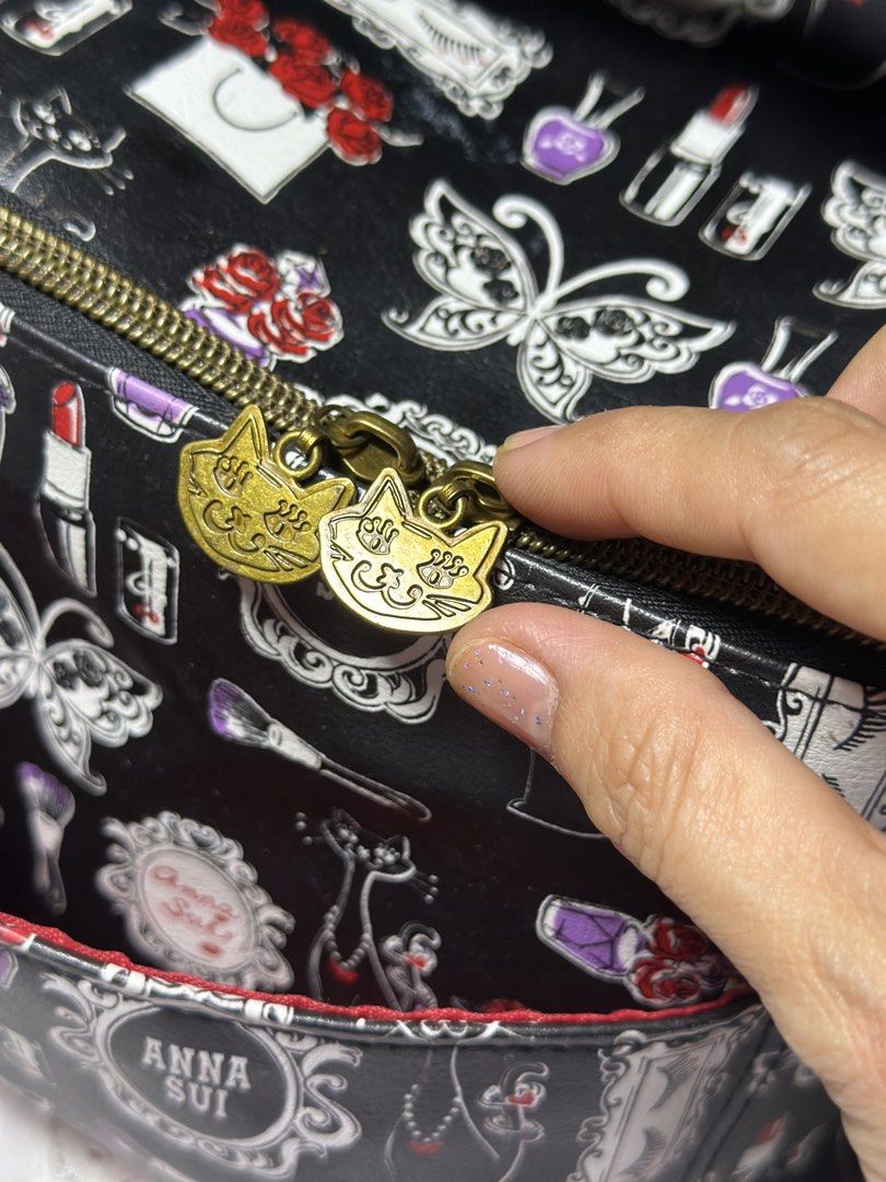 ANNA SUI Vanity Pouch | Cosmetic Pouch (Category: Purses & Pouches) located in Davao. Submitted by favoritepreloved (Listing ID 1470913547, Image 3). Description: 💜 17cm height x 17cm x 17cm.