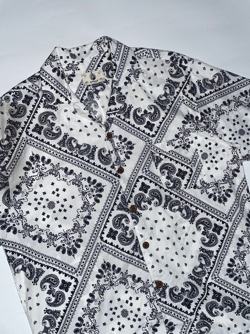 Aop bandana button down polo (Category: Tshirts & Polo Shirts ) located in Bais. Submitted by christian.complexthrift08 (Listing ID 1470764563, Image 2). Description: AOP BANDANA BUTTON DOWN POLO (Perfect for daily use) Color: white Size: XL on tag Width: 23 inches Length: 29 inches Condition: 9.5 / 10 Issue: Price: 550 plus shipping fee Via JNT express.