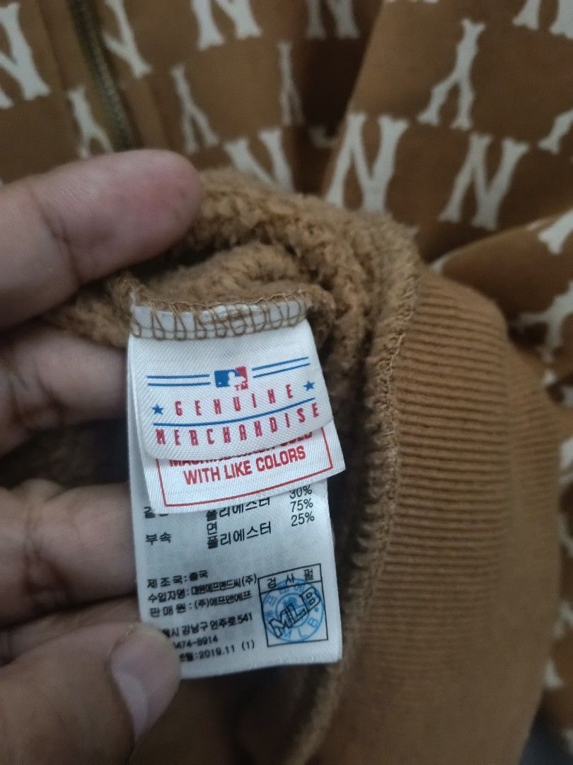 AOP MLB (Category: Coats, Jackets and Outerwear) located in Masbate. Submitted by arielagost83627 (Listing ID 1470806186, Image 3). Description: Color Rate: 9.5/10 Dimes: 24x26 Issue: None Excellent Condition.