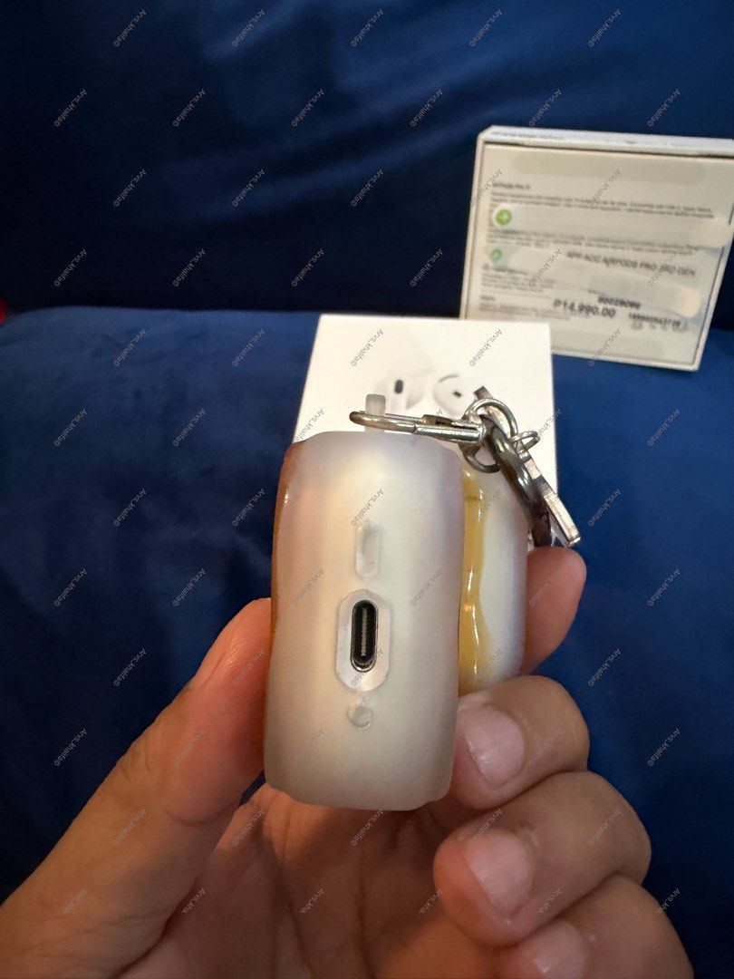 Apple AirPods 4 non ANC with free cases (Category: Headphones & Headsets) located in Rosario. Submitted by chippycoco (Listing ID 1470766091, Image 3). Description: - Authentic Apple wireless earbuds - Includes silicone cases - Comes with original charging case and boxes - USB-C charging compatibility - pristine condi RFS i have airpods pro and headsets.