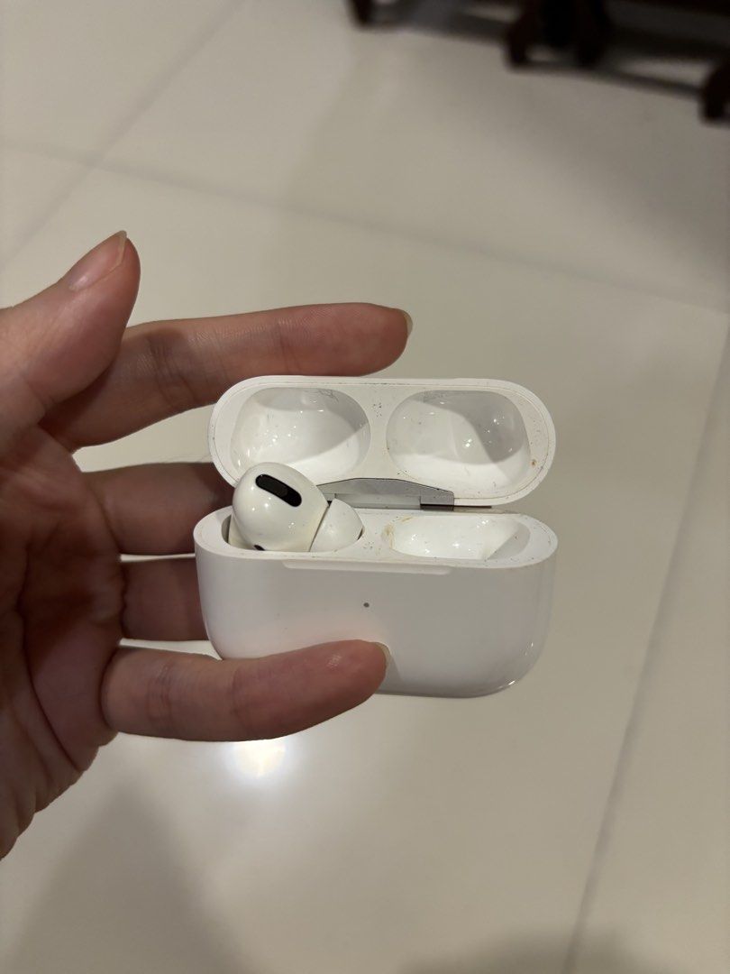 apple airpods pro gen 1 missing right ear (Category: Earphones) located in Manila. Submitted by riri.to.you (Listing ID 1470911356, Image 2). Description: - missing right ear, but still working left ear and case - complete set with box (but no more cable) - lighting port.