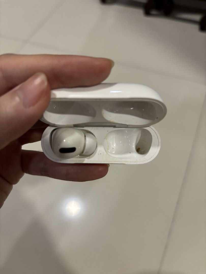 apple airpods pro gen 1 missing right ear (Category: Earphones) located in Manila. Submitted by riri.to.you (Listing ID 1470911356, Image 3). Description: - missing right ear, but still working left ear and case - complete set with box (but no more cable) - lighting port.