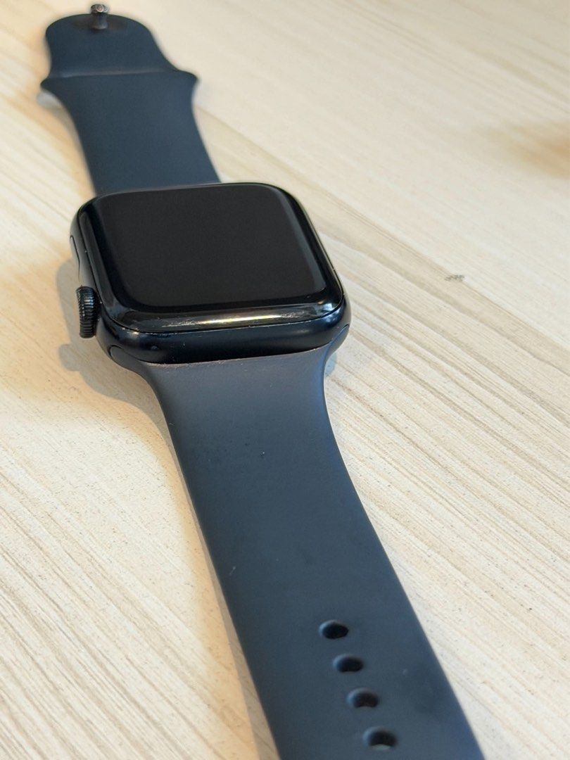 Apple Watch SE 2nd Gen 44mm Midnight (Category: Other Gadgets) located in Meycauayan. Submitted by cpunzal (Listing ID 1470807510, Image 3). Description: *Apple Watch SE* - 2nd Gen - 44 mm - Midnight - Silicone Strap - 100% Battery Health Has minor scratches on the side. Rfs: Upgrade Can do Meetups around Mnl .