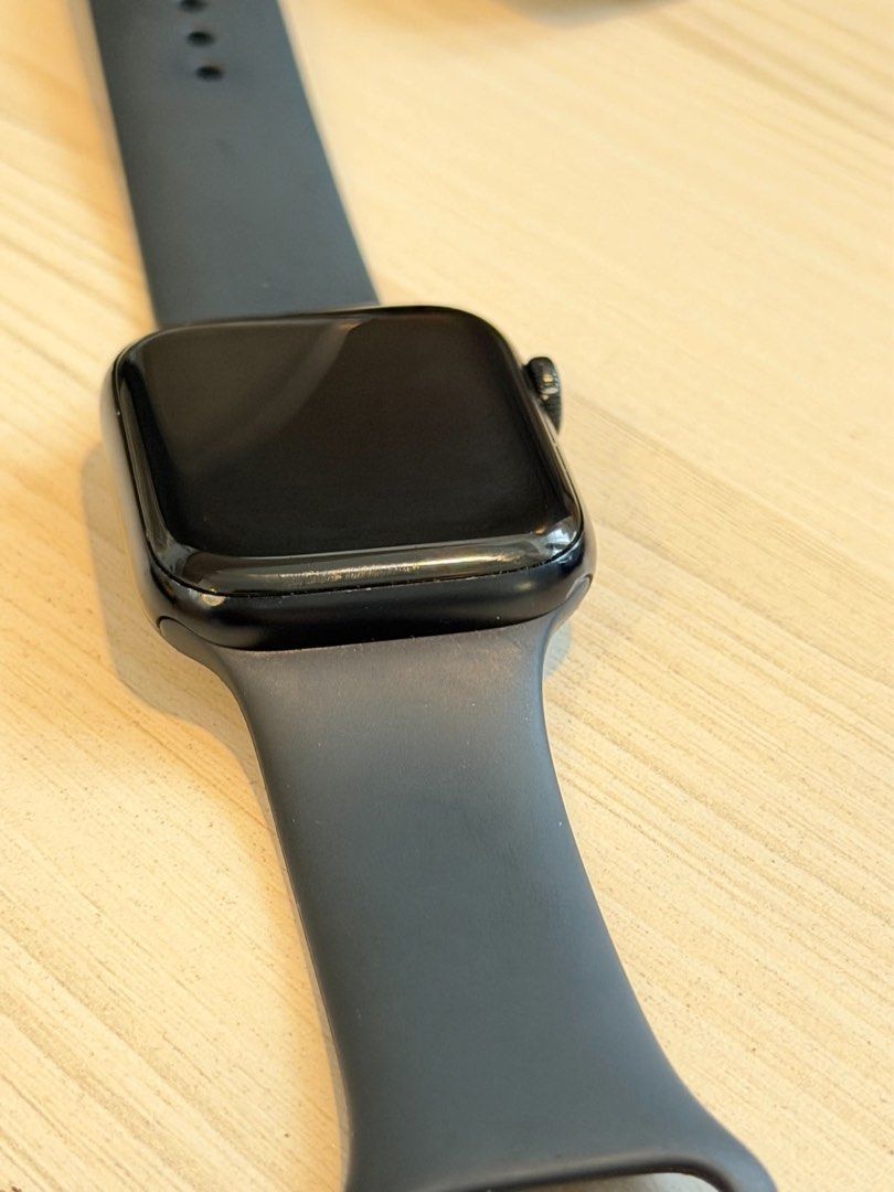 Apple Watch SE 2nd Gen 44mm Midnight (Category: Other Gadgets) located in Meycauayan. Submitted by cpunzal (Listing ID 1470807510, Image 2). Description: *Apple Watch SE* - 2nd Gen - 44 mm - Midnight - Silicone Strap - 100% Battery Health Has minor scratches on the side. Rfs: Upgrade Can do Meetups around Mnl .