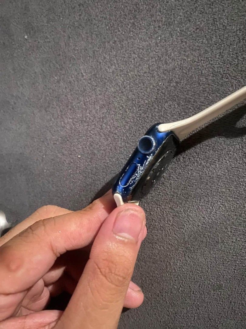Apple watch series 6 40mm (Category: Wearables & Smart Watches) located in San Fernando. Submitted by anthonyfedeylnovio (Listing ID 1470826552, Image 3). Description: SELLING FOR MY PERSONAL USED APPLE WATCH SERIES 6 HONEST ISSUE JUST LITTLE SCRATCH ON SCREEN AND PAINT CHIP ONLY NO HISTORY OF REPAIR 75% BATTERY HEALTH ORIGINAL WITH FREE CASE AND CORD BOUGHT FROM THE OWNER IN VALENZUELA ON LAST JANUARY 3,2026 RESSON FOR SELLING UPGRADE TO NEW APP