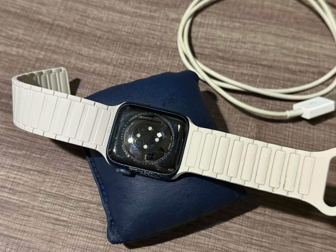 Apple watch series 6 40mm (Category: Wearables & Smart Watches) located in San Fernando. Submitted by anthonyfedeylnovio (Listing ID 1470826552, Image 2). Description: SELLING FOR MY PERSONAL USED APPLE WATCH SERIES 6 HONEST ISSUE JUST LITTLE SCRATCH ON SCREEN AND PAINT CHIP ONLY NO HISTORY OF REPAIR 75% BATTERY HEALTH ORIGINAL WITH FREE CASE AND CORD BOUGHT FROM THE OWNER IN VALENZUELA ON LAST JANUARY 3,2026 RESSON FOR SELLING UPGRADE TO NEW APP