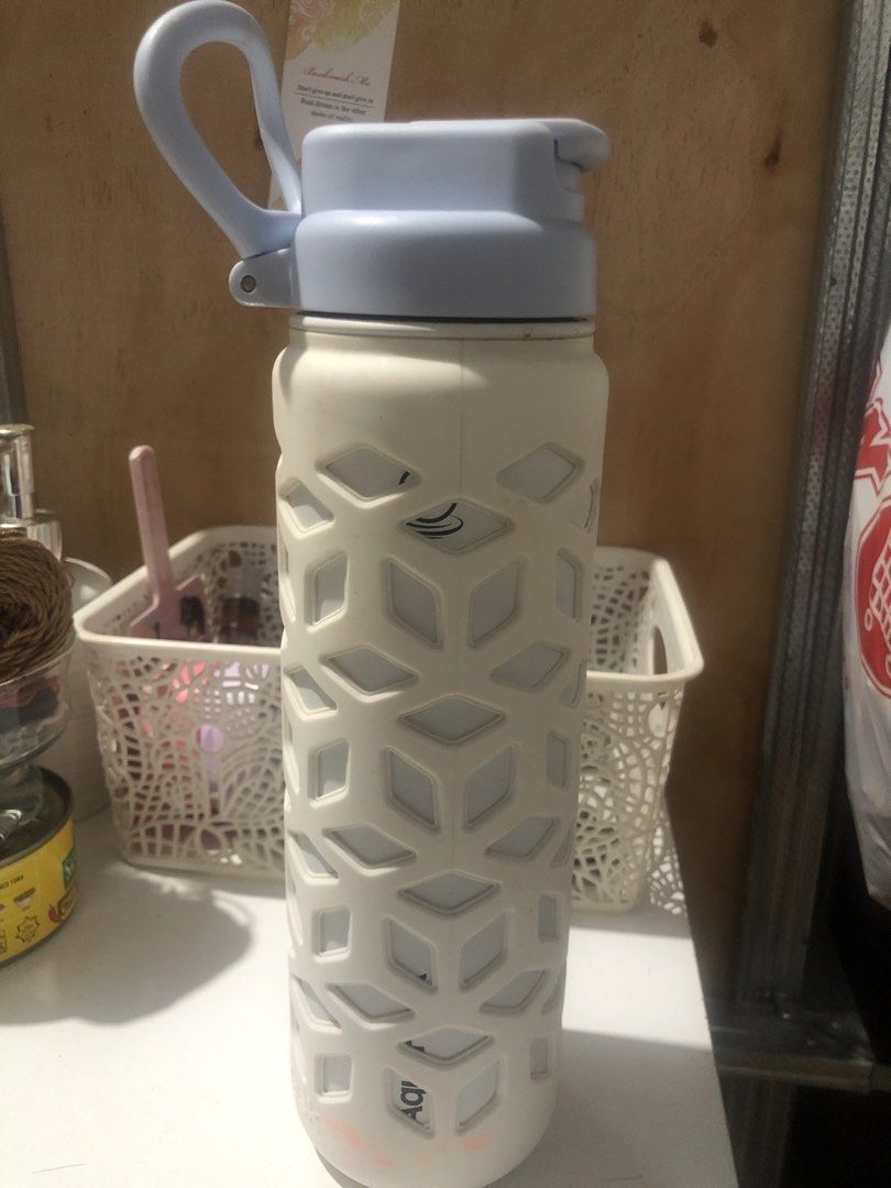 AquaFlask water bottle white with blue cap (Category: Water Bottles & Tumblers) located in Manila. Submitted by camron08 (Listing ID 1470863393, Image 3). Description: - Brand: Authentic AquaFlask insulated water bottle - Color: White body with a matching light blue lid - Protection: Includes a stylish geometric white silicone sleeve at the lower section - Portability: Convenient handle integrated directly into the cap design - Condition: Good fu