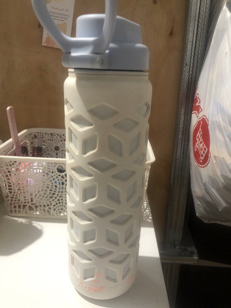 AquaFlask water bottle white with blue cap (Category: Water Bottles & Tumblers) located in Manila. Submitted by camron08 (Listing ID 1470863393, Image 2). Description: - Brand: Authentic AquaFlask insulated water bottle - Color: White body with a matching light blue lid - Protection: Includes a stylish geometric white silicone sleeve at the lower section - Portability: Convenient handle integrated directly into the cap design - Condition: Good fu