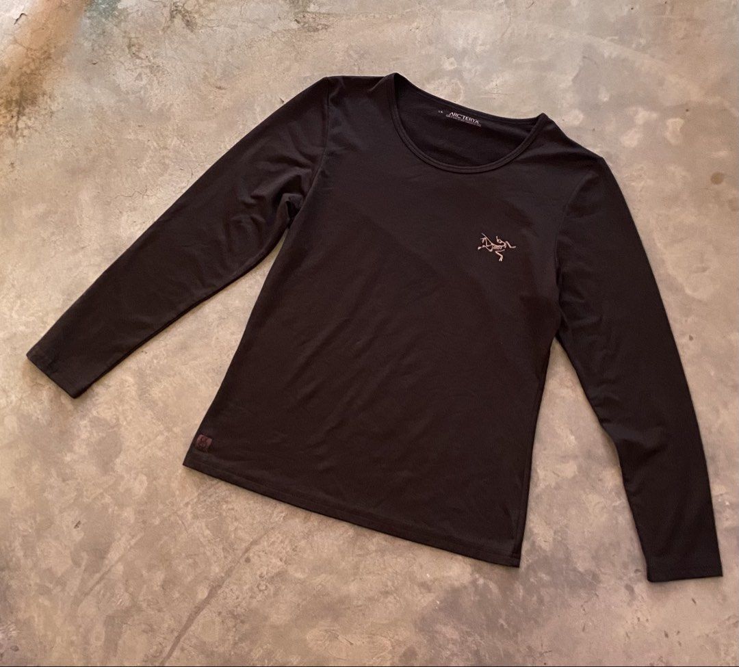 Arc'teryx Black Long Sleeve Shirt (Category: Longsleeves) located in Guiguinto. Submitted by 3015grails (Listing ID 1470866466, Image 1). Description: - Brand: Arc'teryx - Color: Black - Style: Long sleeve crew neck shirt - Material: Soft, lightweight cotton - Fit: Regular fit, fits true to size - Design: Solid with brand logo on chest and small label near hem - Condition: Brand new / Excellent quality 17.5x23.5 s-m women ₱750 ship nego.