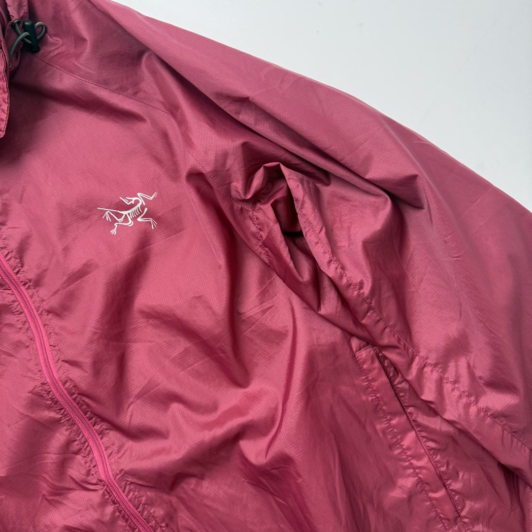 Arcteryx Windbreaker Jacket (Category: Coats, Jackets and Outerwear) located in Quezon City. Submitted by beastmnl (Listing ID 1470859038, Image 3). Description: Dimension 21-25 26 length .