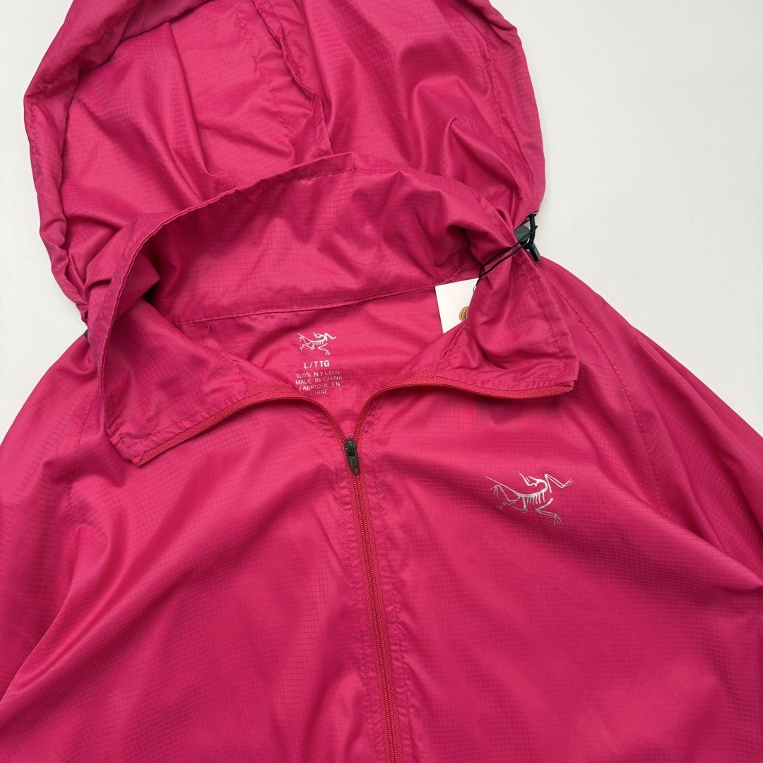 Arcteryx Windbreaker Jacket (Category: Coats, Jackets and Outerwear) located in Quezon City. Submitted by beastmnl (Listing ID 1470859879, Image 2). Description: Dimension 20-24.5 width 27 length .