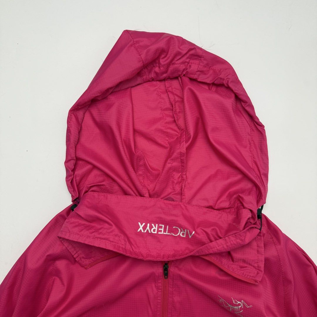 Arcteryx Windbreaker Jacket (Category: Coats, Jackets and Outerwear) located in Quezon City. Submitted by beastmnl (Listing ID 1470859879, Image 3). Description: Dimension 20-24.5 width 27 length .