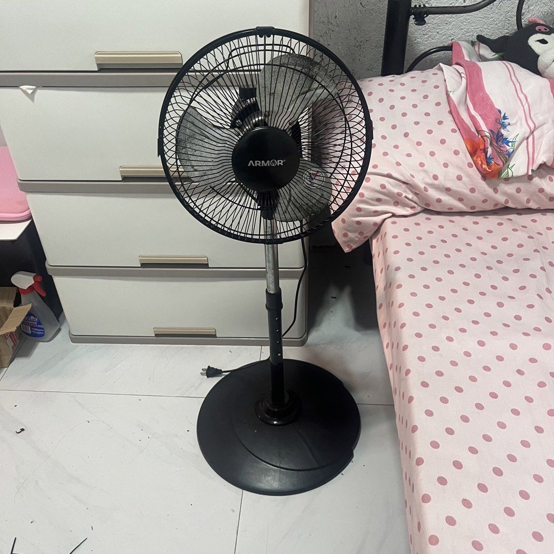 Armor Electric Fan (Category: Fans) located in Malabon City. Submitted by aven25 (Listing ID 1470892330, Image 1). Description: 6 months old maingay at umaalog may need ata higpitan. sobrang lakas ng hangin trusted brand. .