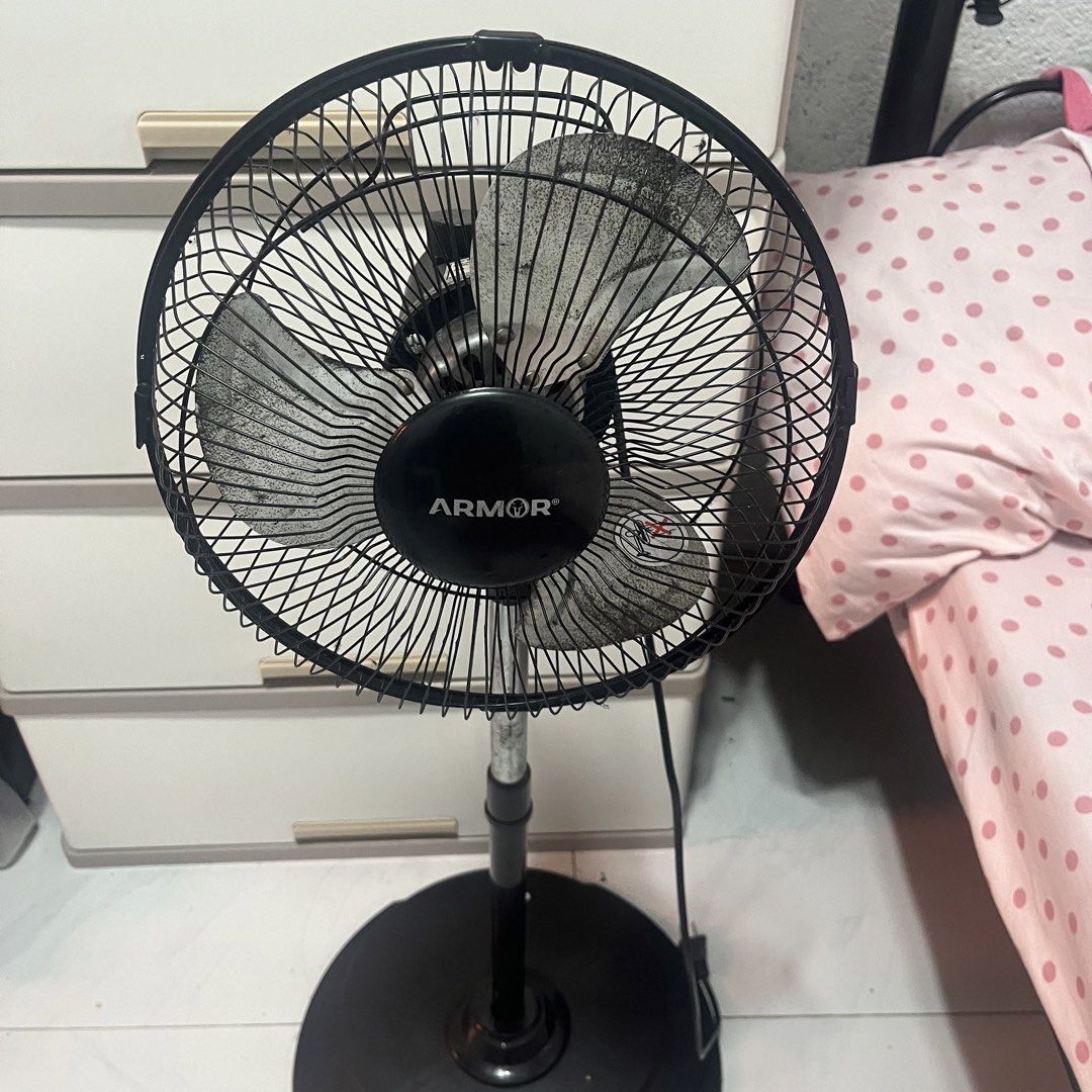 Armor Electric Fan (Category: Fans) located in Malabon City. Submitted by aven25 (Listing ID 1470892330, Image 2). Description: 6 months old maingay at umaalog may need ata higpitan. sobrang lakas ng hangin trusted brand. .