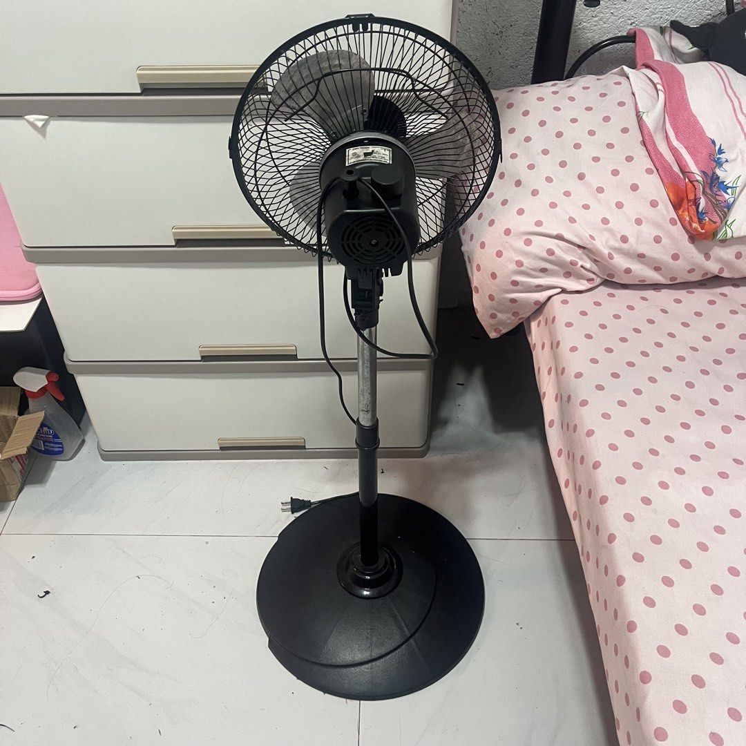 Armor Electric Fan (Category: Fans) located in Malabon City. Submitted by aven25 (Listing ID 1470892330, Image 3). Description: 6 months old maingay at umaalog may need ata higpitan. sobrang lakas ng hangin trusted brand. .