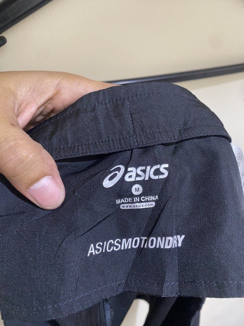 Asics MotionDry Black Running Shorts Size M (Category: Activewear) located in Manila. Submitted by carbertjakosalem (Listing ID 1470920903, Image 3). Description: - Brand: Asics - Color: Black - Size: M (170/78A) - Material: 100% polyester with MotionDry technology - Features: Elastic waistband with adjustable drawstring and geometric side panels - Condition: Lightweight athletic gear, perfect for workouts.
