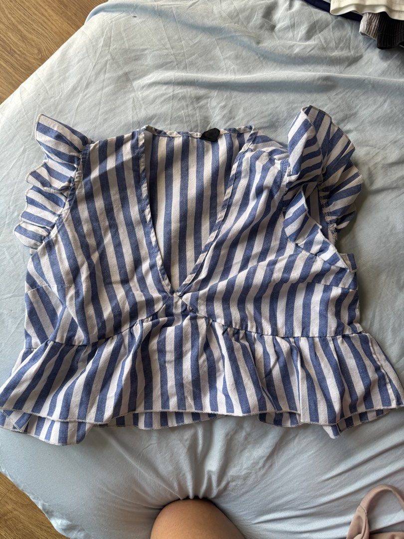 Assorted clothes (Category: Blouses) located in Taguig. Submitted by iceru (Listing ID 1470808726, Image 2). Description: 50 each.