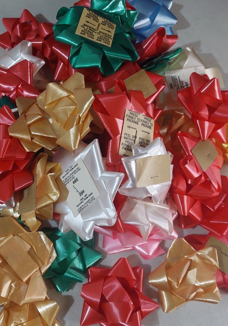 Assorted Gift Wrapping Bows (Category: Craft Supplies & Tools) located in Baguio. Submitted by ayra1523 (Listing ID 1470767522, Image 1). Description: - Assorted lot of gift wrapping bows approx 30pcs - Colors: Red, gold, green, white, and pink - Peel-off adhesive backing for easy application - Various sizes included for different gifts - Perfect for birthdays, holidays, and celebrations - Stored in a clean, smoke-free environment.