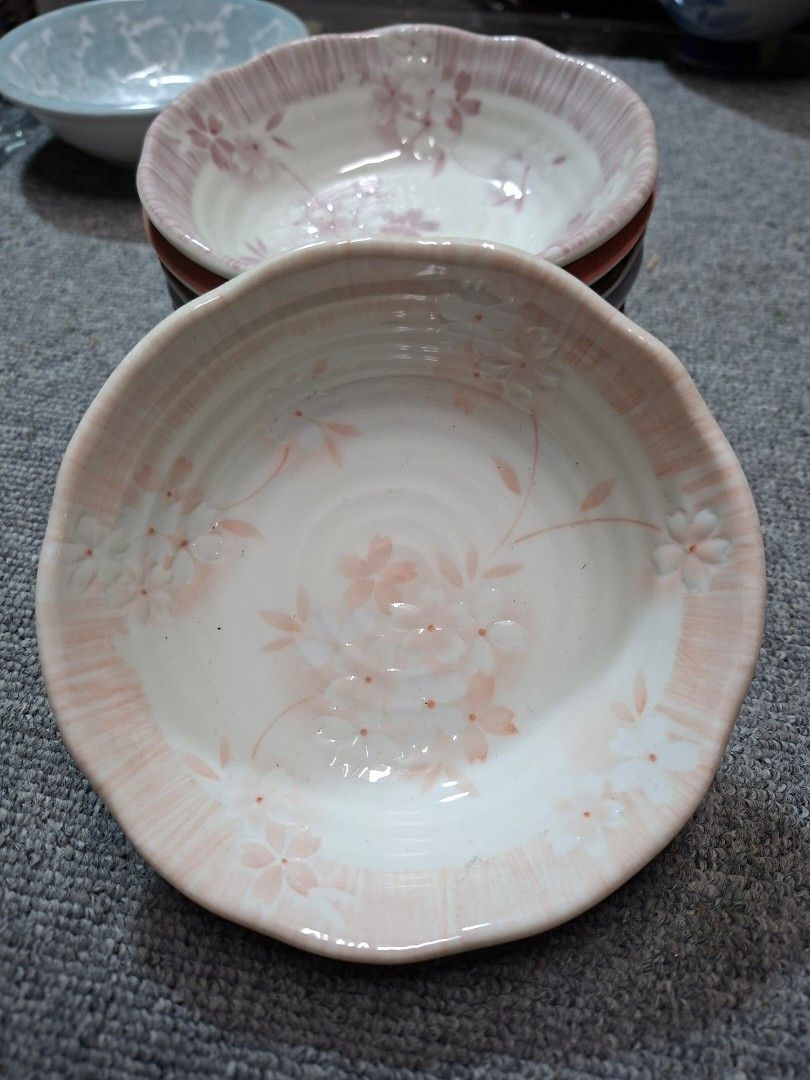 Assorted salad or soydish bowls (Category: Other Kitchenware & Tableware) located in Quezon City. Submitted by sabadojuliet25680 (Listing ID 1470785735, Image 3). Description: assorted bowls all goods no issue 200/7pcs or take all.