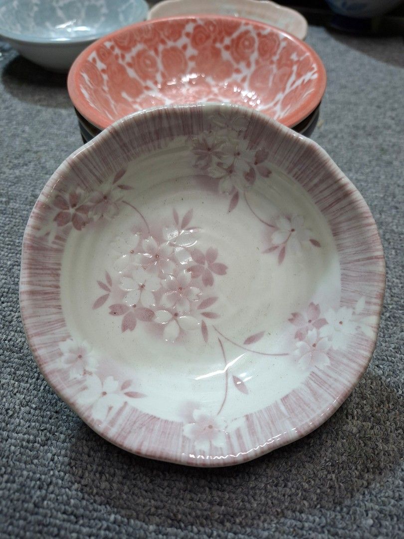 Assorted salad or soydish bowls (Category: Other Kitchenware & Tableware) located in Quezon City. Submitted by sabadojuliet25680 (Listing ID 1470785735, Image 2). Description: assorted bowls all goods no issue 200/7pcs or take all.