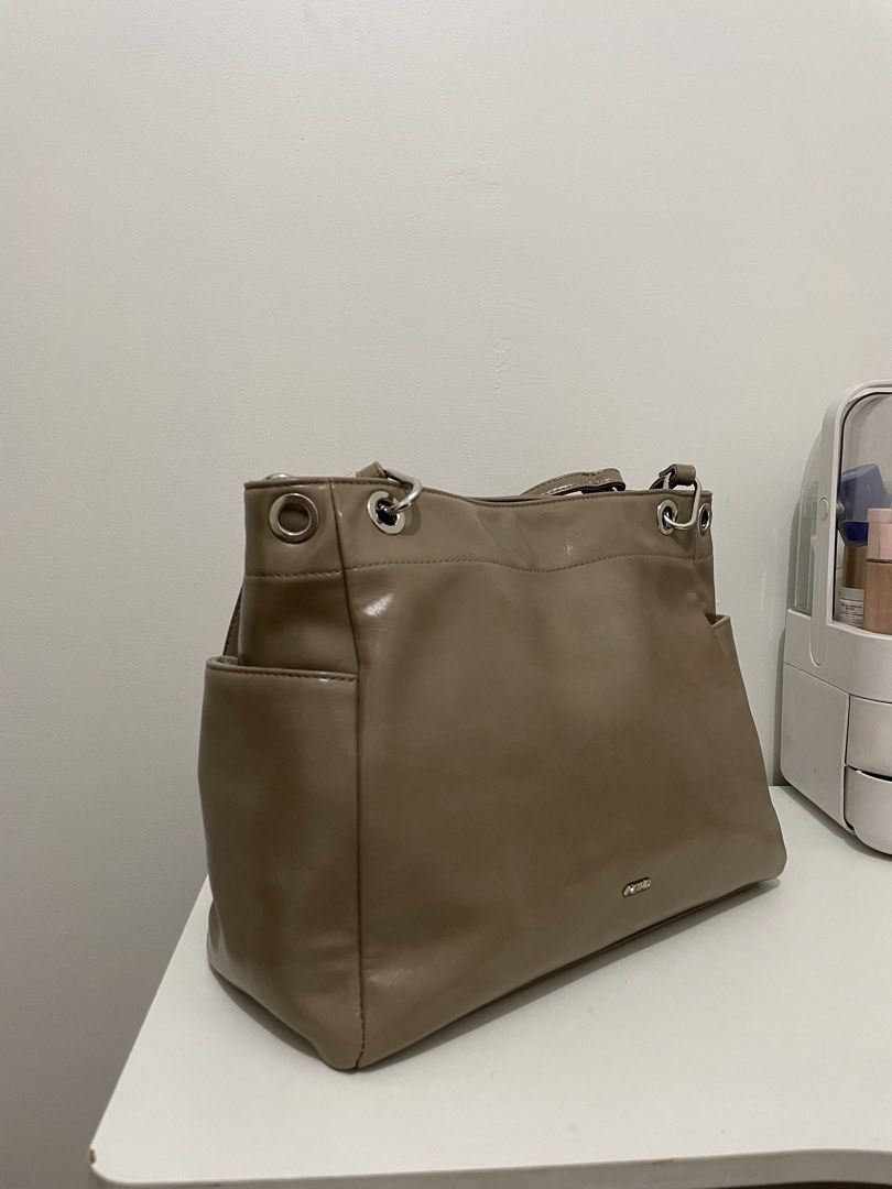ASTRID Taupe Shoulder Bag (Category: Shoulder Bags) located in Caloocan City. Submitted by jajagb1789491 (Listing ID 1470872884, Image 2). Description: AZTRID TOTE BAG TAUPE no issue may compartment both side and sa likod Originally bought for ₱1,250 - may 2 long strap inclusion and paper bag can ship via: lalamove and j&t (buyer will shoulder the sf).