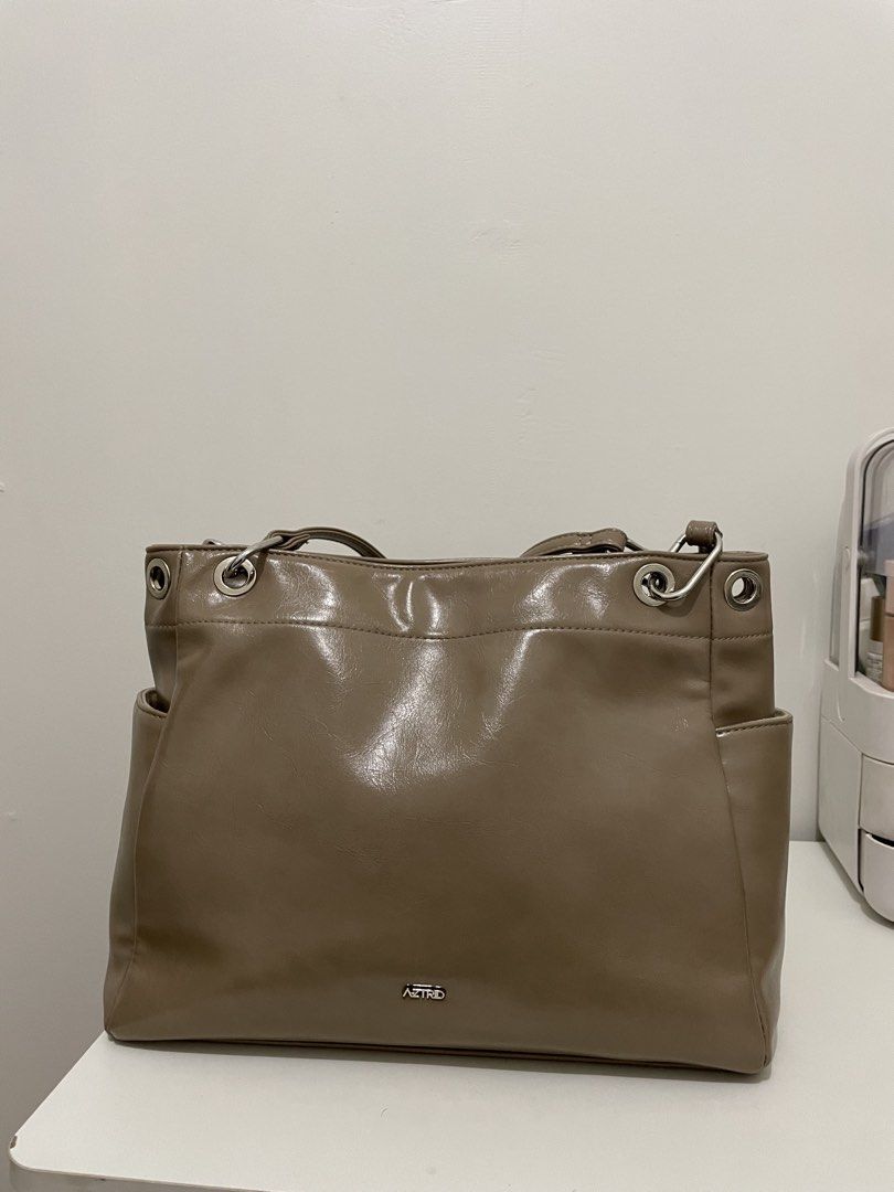 ASTRID Taupe Shoulder Bag (Category: Shoulder Bags) located in Caloocan City. Submitted by jajagb1789491 (Listing ID 1470872884, Image 1). Description: AZTRID TOTE BAG TAUPE no issue may compartment both side and sa likod Originally bought for ₱1,250 - may 2 long strap inclusion and paper bag can ship via: lalamove and j&t (buyer will shoulder the sf).