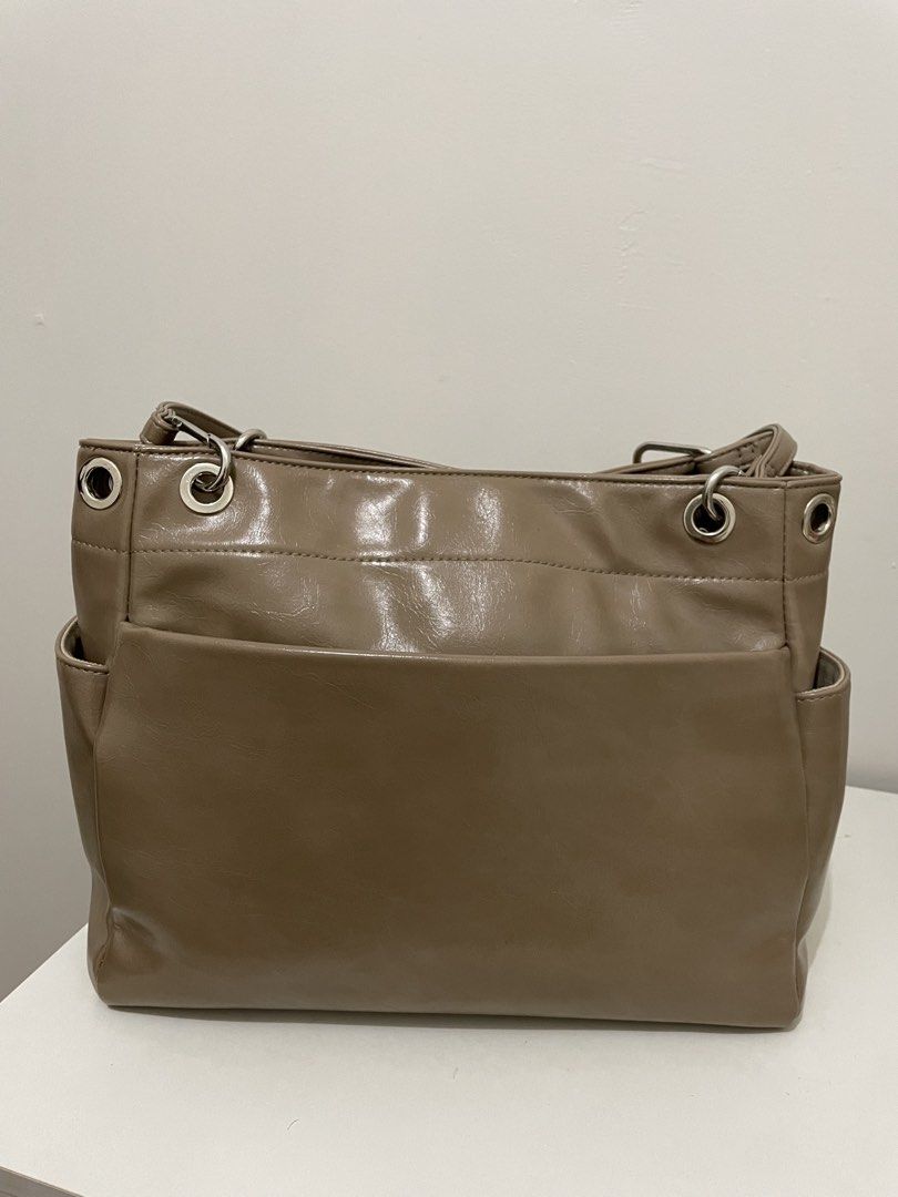 ASTRID Taupe Shoulder Bag (Category: Shoulder Bags) located in Caloocan City. Submitted by jajagb1789491 (Listing ID 1470872884, Image 3). Description: AZTRID TOTE BAG TAUPE no issue may compartment both side and sa likod Originally bought for ₱1,250 - may 2 long strap inclusion and paper bag can ship via: lalamove and j&t (buyer will shoulder the sf).