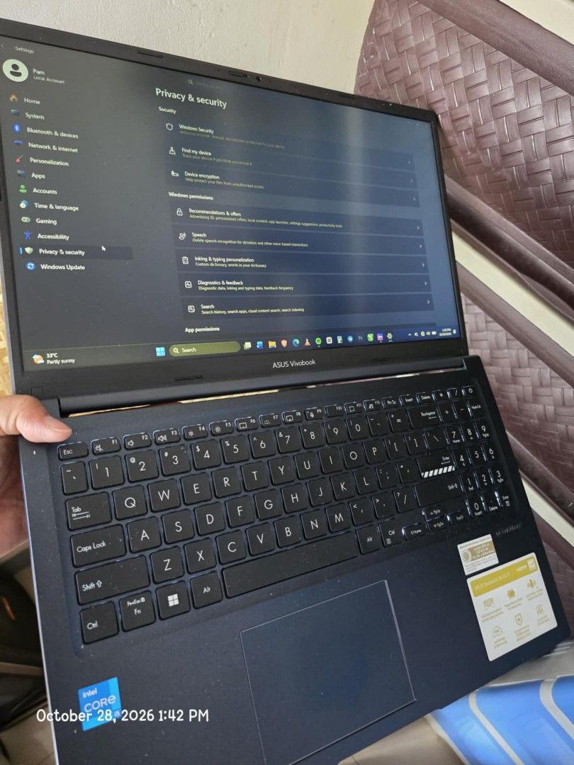 Asus laptop (Category: Laptops & Notebooks) located in San Mateo. Submitted by mysticfish.4c859f (Listing ID 1470834329, Image 3). Description: Almost 2 years Included:Charger and mouse, Laptop pouch.