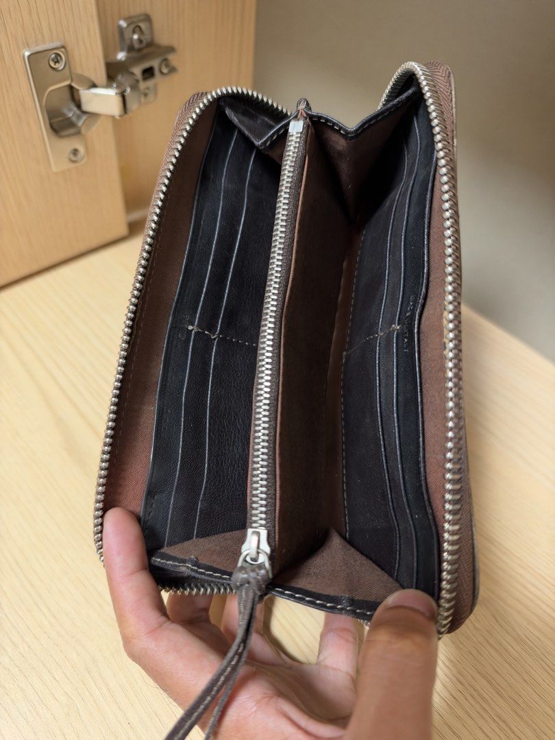 Authentic Chloe Paddington Zippy Wallet (Category: Wallets & Card holders) located in Cagayan de Oro. Submitted by negosyantesibengineer (Listing ID 1470755388, Image 3). Description: .