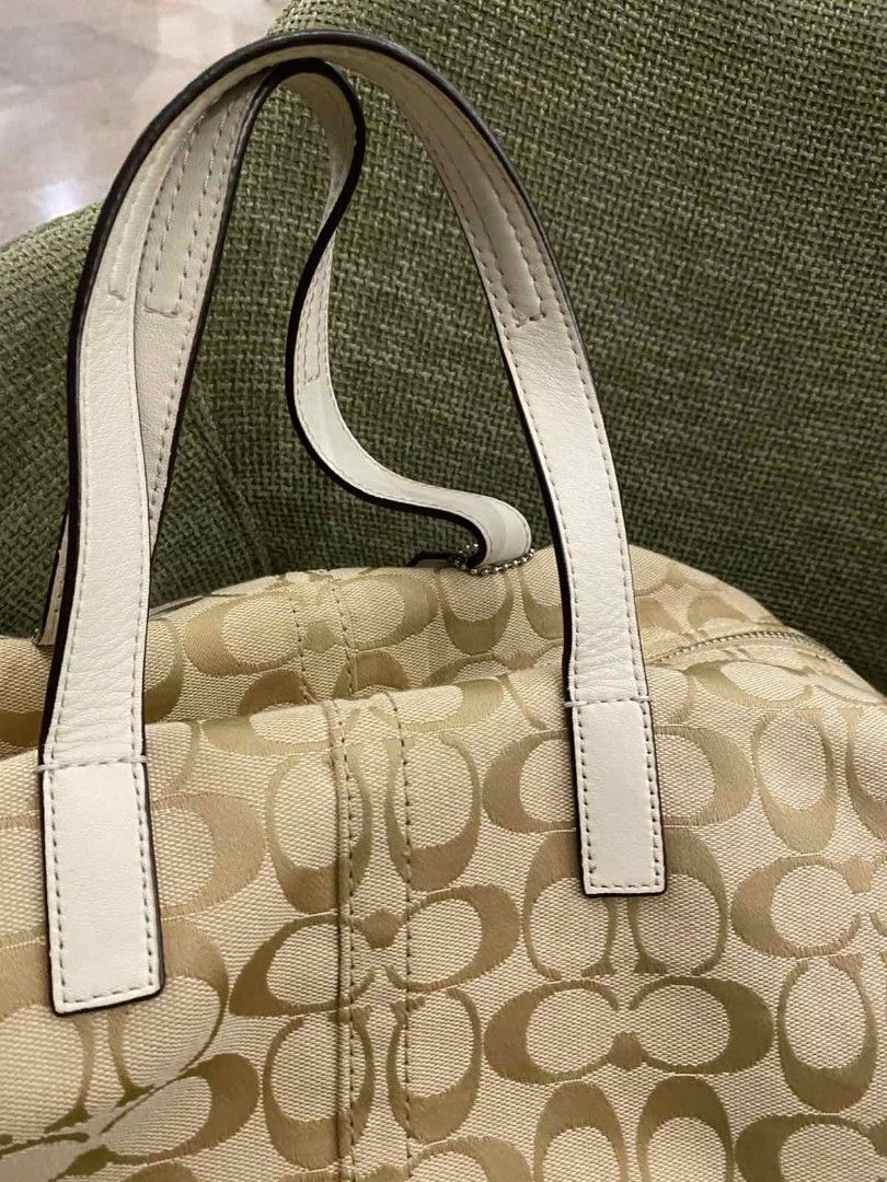 Authentic coach hadley (Category: Luxury Bags & Wallets) located in Cebu City. Submitted by bisayaseller77 (Listing ID 1470868157, Image 3). Description: authentic coach hadley signature jacquard satchel/ hobo bag with optional long strap w dustbag.