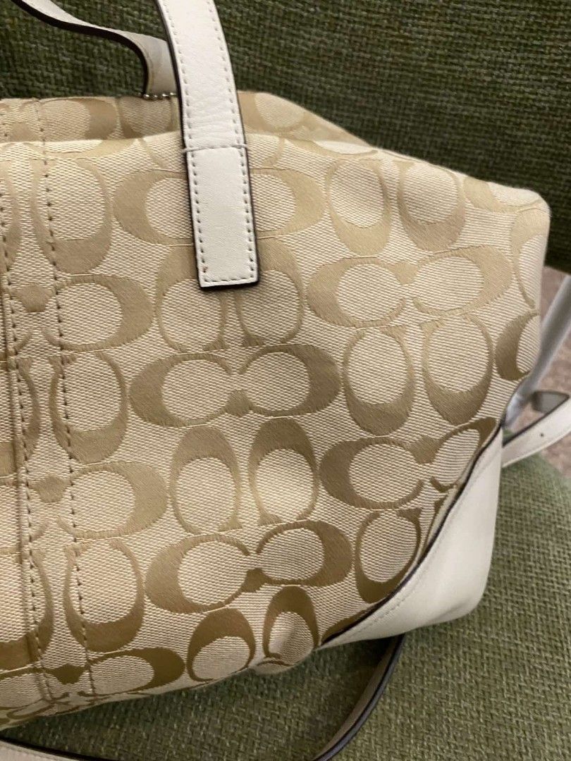 Authentic coach hadley (Category: Luxury Bags & Wallets) located in Cebu City. Submitted by bisayaseller77 (Listing ID 1470868157, Image 2). Description: authentic coach hadley signature jacquard satchel/ hobo bag with optional long strap w dustbag.