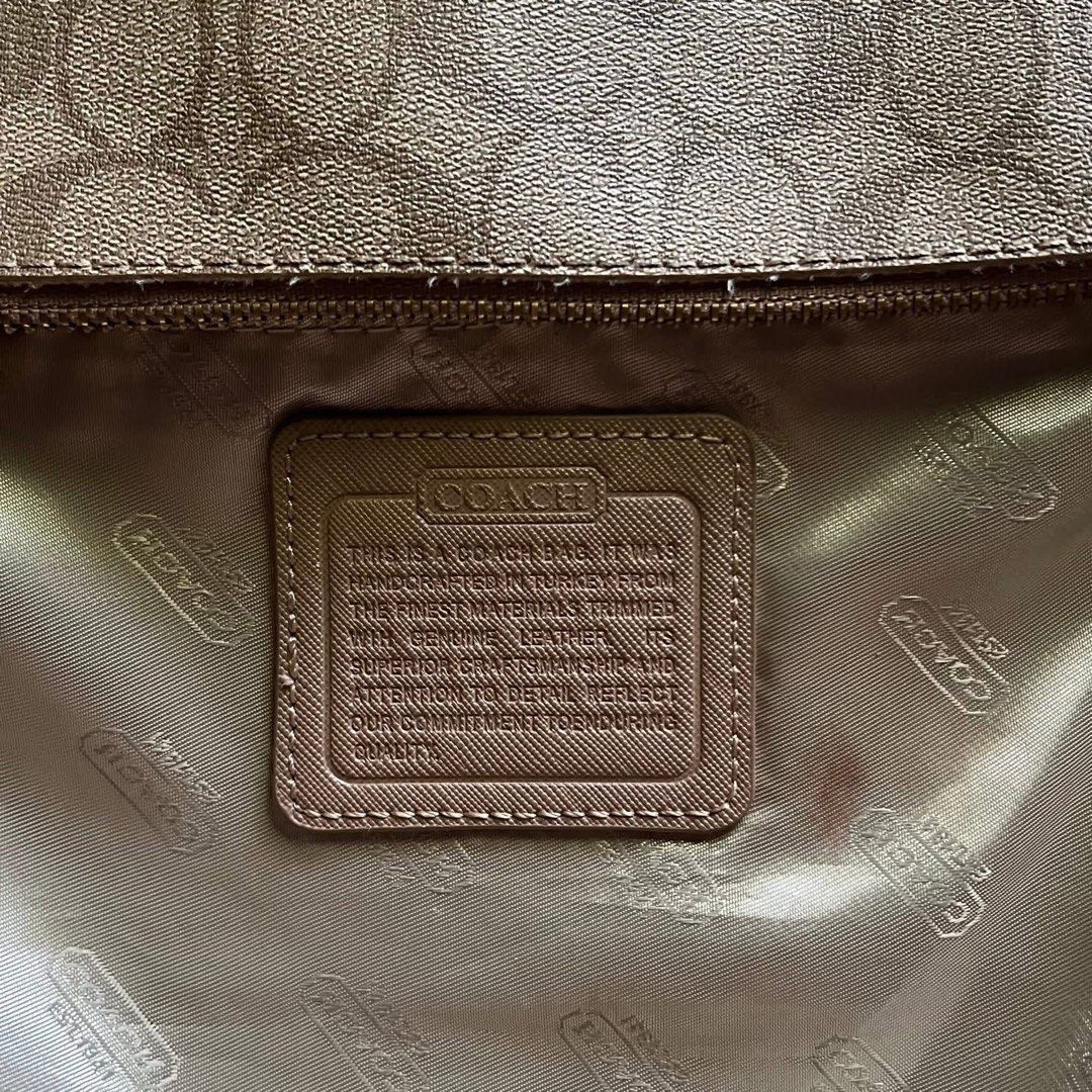 Authentic Coach Signature Crossbody Bag (Category: Luxury Bags & Wallets) located in Kidapawan. Submitted by reborngarments_2k25 (Listing ID 1470837384, Image 2). Description: Condition: Good Color Rate: 9.3/10 Issue: Nasa Details.