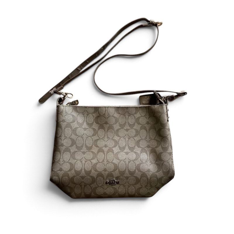 Authentic Coach Signature Crossbody Bag (Category: Luxury Bags & Wallets) located in Kidapawan. Submitted by reborngarments_2k25 (Listing ID 1470837384, Image 1). Description: Condition: Good Color Rate: 9.3/10 Issue: Nasa Details.