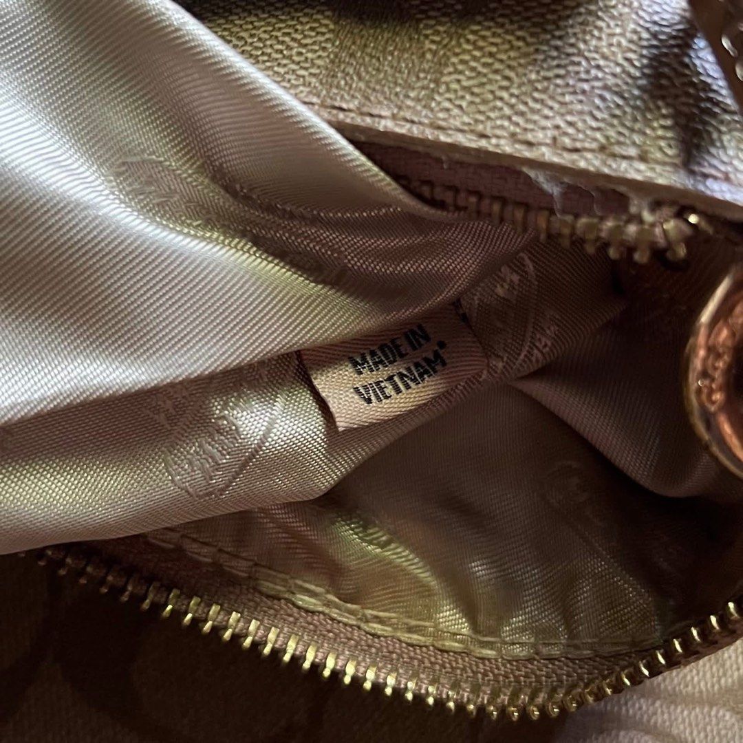 Authentic Coach Signature Crossbody Bag (Category: Luxury Bags & Wallets) located in Kidapawan. Submitted by reborngarments_2k25 (Listing ID 1470837384, Image 3). Description: Condition: Good Color Rate: 9.3/10 Issue: Nasa Details.