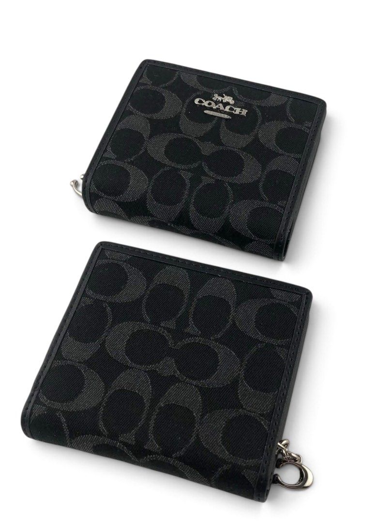 Authentic Coach Snap Card Wallet (Category: Wallets & Card holders) located in Manila. Submitted by gatrading (Listing ID 1470766774, Image 1). Description: .
