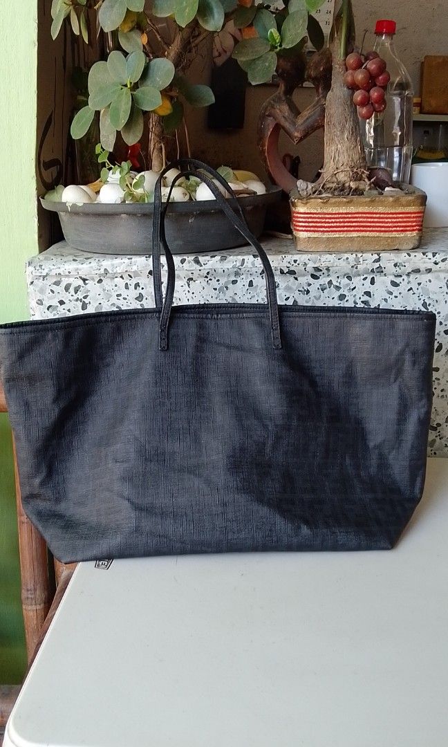 Authentic Fendi zucca monogram tote (Category: Luxury Bags & Wallets) located in Davao. Submitted by baghunterluxxe (Listing ID 1470775914, Image 1). Description: large no flaws rank A.