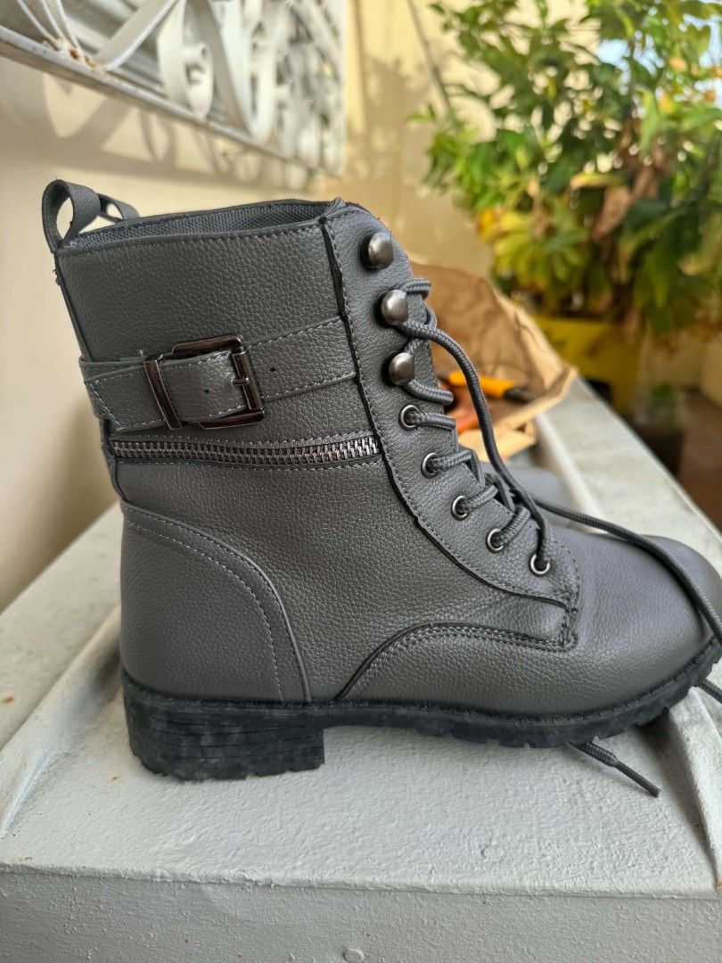 Authentic Olivia & Kate New York boots (Category: Boots) located in Paranaque City. Submitted by henri501914 (Listing ID 1470816537, Image 2). Description: No inclusions Used 2x Pm for more details.
