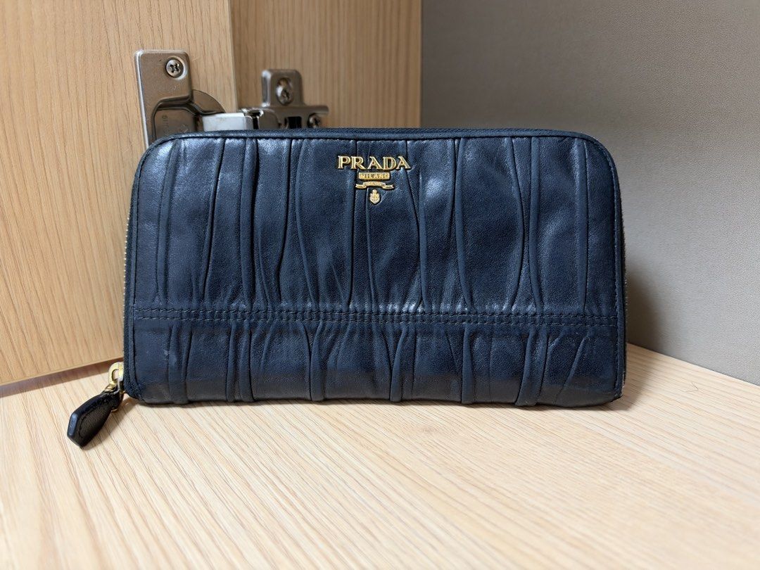 Authentic Prada Nappa Gauffre (Category: Wallets & Card holders) located in Cagayan de Oro. Submitted by negosyantesibengineer (Listing ID 1470759130, Image 1). Description: .
