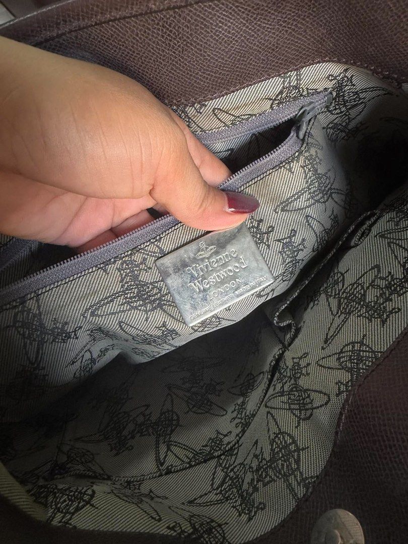 Authentic Vivienne Westwood (Category: Luxury Bags & Wallets) located in Roxas City. Submitted by lynngreyartillero (Listing ID 1470908365, Image 3). Description: Vivienne Westwood Rare 🔥🔥 Offer your price po sa pm on bid🔥🔥 Pm sa may gusto at sa presyo sa mga nakaka alam ng brand na to 🔥🔥.