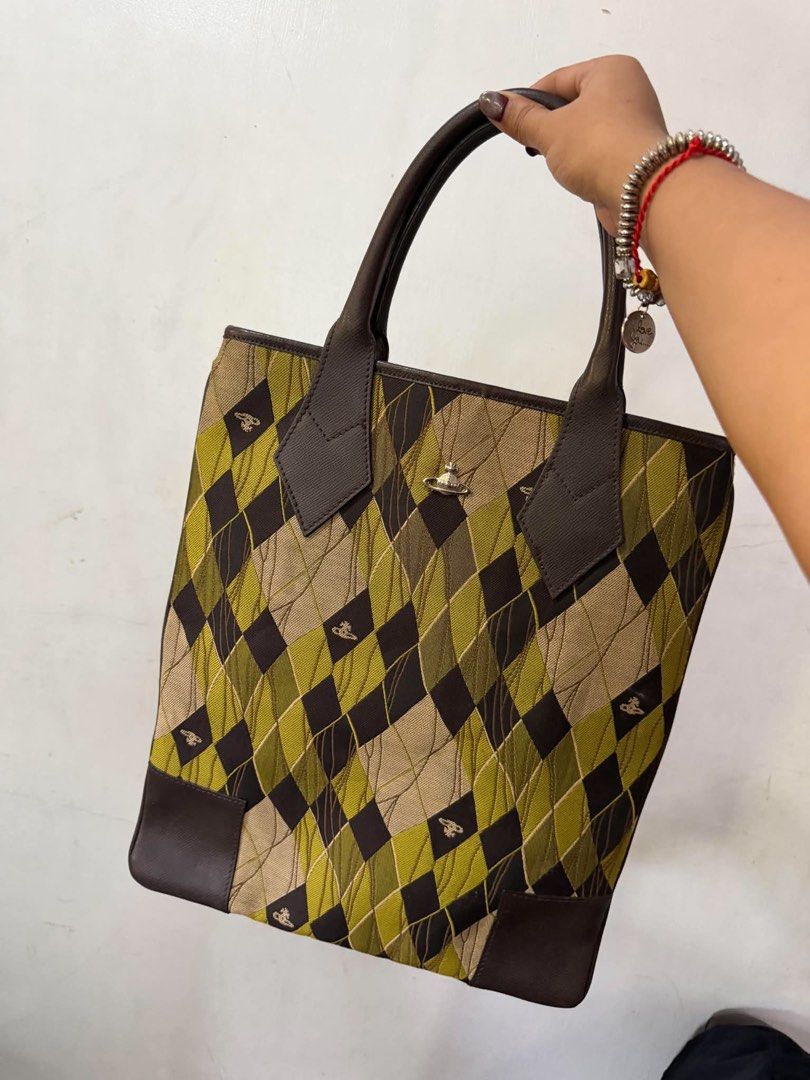 Authentic Vivienne Westwood (Category: Luxury Bags & Wallets) located in Roxas City. Submitted by lynngreyartillero (Listing ID 1470908365, Image 1). Description: Vivienne Westwood Rare 🔥🔥 Offer your price po sa pm on bid🔥🔥 Pm sa may gusto at sa presyo sa mga nakaka alam ng brand na to 🔥🔥.