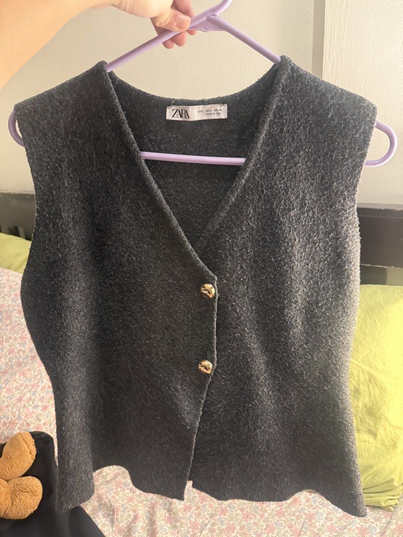 AUTHENTIC ZARA Grey Plain Knit Waistcoat (Category: Sleeveless) located in Santa Rosa. Submitted by kayscart (Listing ID 1470882027, Image 3). Description: - super nice top for work and casual fits but this is a bit too big for me :( - please manage your expectations with the gold hardware. not too obvious scratches - fits M-L.