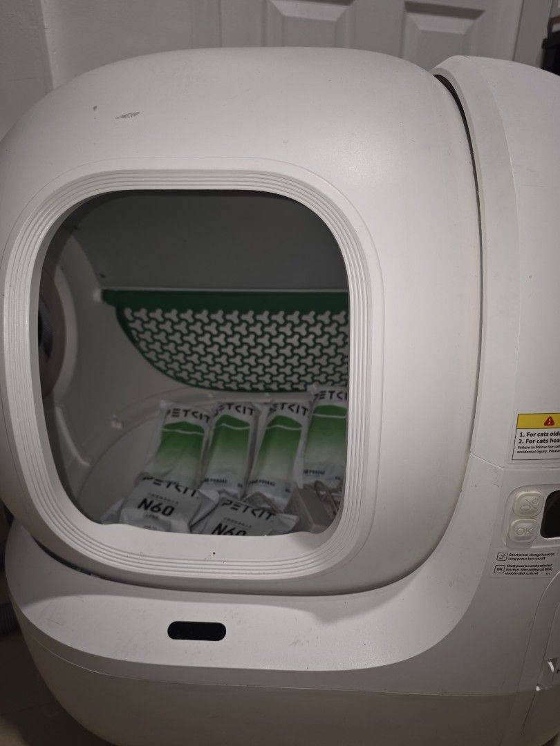 Automatic cat litter box (Petkit Purobot Max Pro) with freebies (Category: Health & Grooming) located in Mandaluyong City. Submitted by sunnypawsph (Listing ID 1470835678, Image 1). Description: 🐱 FOR SALE: Petkit Purobot Max Pro Automatic Cat Litter Box 📅 Date Purchased: October 9, 2025 🎁 FREEBIES INCLUDED: - 4 rolls of trash bags (20 pieces per roll) — worth ₱996 - 2 pcs. odor eliminators (N60) — worth ₱638 ✨ Condition: All parts are working