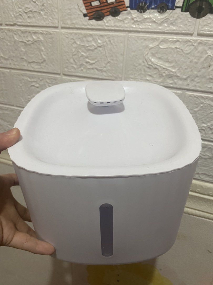 Automatic Pet Water Fountain (Category: Health & Grooming) located in Las Pinas. Submitted by stylishchique (Listing ID 1470841298, Image 1). Description: - Type: White plastic pet water fountain suitable for cats and dogs - Fresh Flowing Water: Keeps water moving to encourage pets to drink - Water Level Window: Clear front window makes it easy to check water levels at a glance - Secure Design: Top spout piece stays firmly in place during use - E
