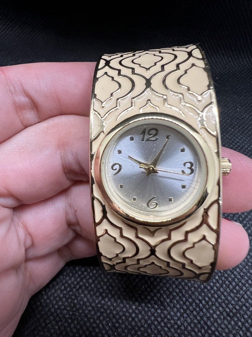 Avon Singapore Bangle Quartz Ladies Watch (Category: Women's Watches) located in Pasig City. Submitted by lailahbeauty (Listing ID 1470928526, Image 2). Description: For sale onhand Avon Singapore Bangle Quartz ladies Watch. The Avon Stamp on thr back of the case if its open. This is Singapore Movement. Preloved watch from Japan. Working product. For more details you can contact me directly for fast transaction. Buy now! I can shipping nationwide