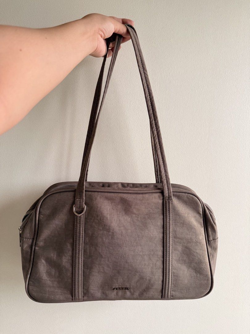 Aztrid Boston Air Tote - Taupe - Medium (Category: Tote Bags) located in Mandaluyong City. Submitted by ras.92 (Listing ID 1470857575, Image 2). Description: Brand new Not used No box RFS: wrong size.