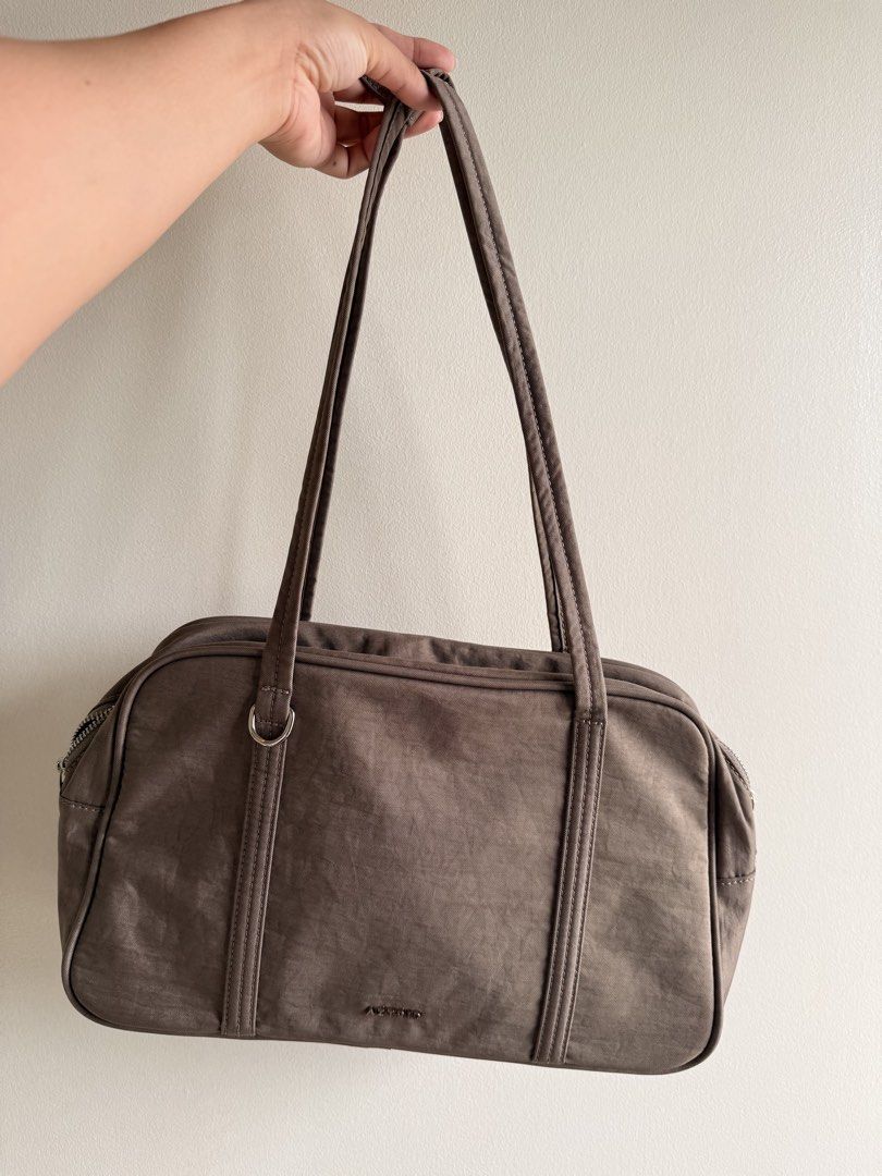 Aztrid Boston Air Tote - Taupe - Medium (Category: Tote Bags) located in Mandaluyong City. Submitted by ras.92 (Listing ID 1470857575, Image 3). Description: Brand new Not used No box RFS: wrong size.