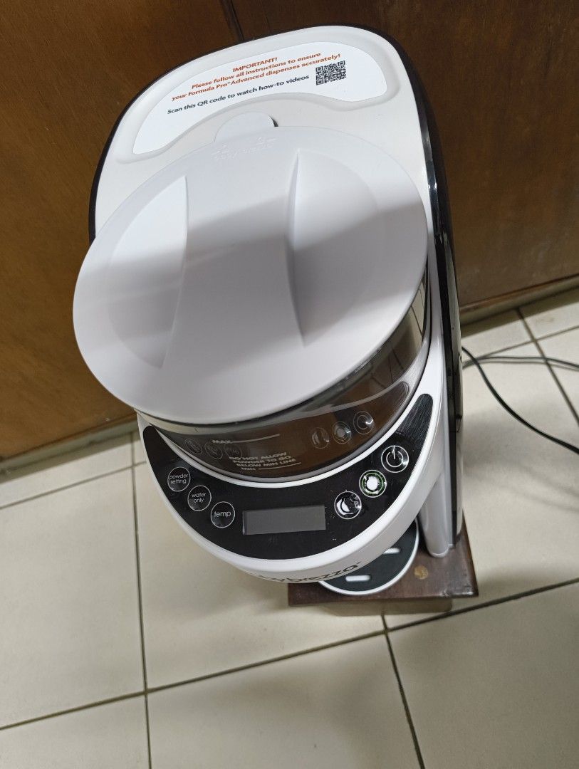 Baby Brezza Formula Pro Advanced - working, with issue (Category: Breastfeeding & Bottle Feeding) located in Antipolo. Submitted by kei.regalado (Listing ID 1470867551, Image 2). Description: - Model: Baby Brezza Formula Maker (White & Black) - Features: Automatic powder mixing and warm water dispensing - Controls: Digital top control panel with powder, water-only, and temperature settings - Container: Transparent powder container with clear max/