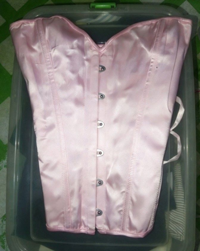 BABY PINK CORSET (Category: Others Tops) located in Manila. Submitted by swiftgem.027998 (Listing ID 1470809524, Image 2). Description: BABY PINK CORSET TOP LIKENEW NEEDS WASH NASTOCK LARGE SIZE 30-33WAIST SIZE GANDA P NITO 👌🏻 MURA NALANG KASI NEEDS WASH.